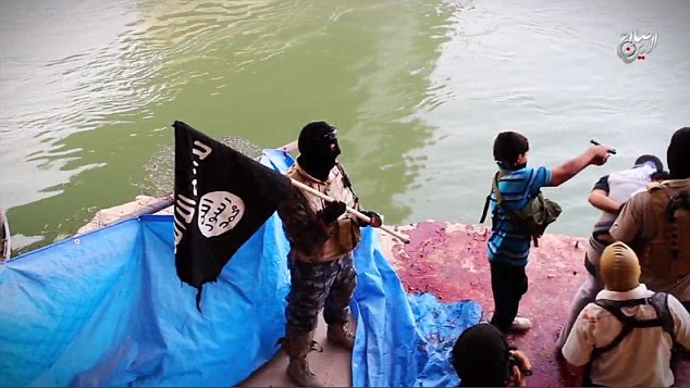 Cậu bé dùng súng bắn chết 2 tù binh Iraq. Ảnh: Daily Mail