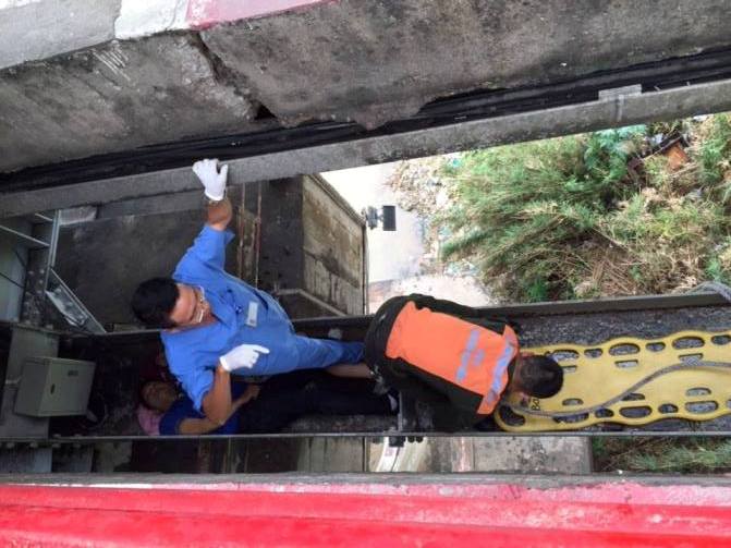 Đội ngũ y tế đang giải cứu cho nạn nhân