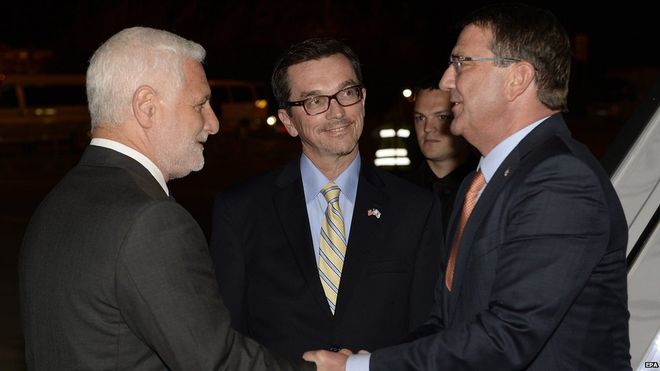 Bộ trưởng Quốc ph&ograve;ng Mỹ Ashton Carter (ngo&agrave;i c&ugrave;ng b&ecirc;n phải) tới Israel h&ocirc;m 19-7. Ảnh: Reuters