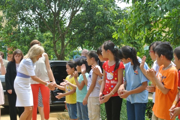 C&aacute;c em nhỏ ở trại trẻ mồ c&ocirc;i HIV/AIDS thuộc Trung t&acirc;m chữa bệnh - gi&aacute;o dục - lao động x&atilde; hội số II H&agrave; Nội ch&agrave;o đ&oacute;n đệ nhị phu nh&acirc;n Mỹ