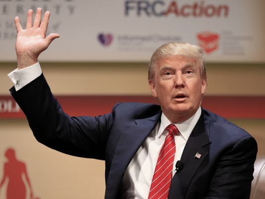 Tỉ ph&uacute; Donald Trump ph&aacute;t biểu tại Diễn đ&agrave;n c&aacute;c nh&agrave; l&atilde;nh đạo bang Iowa h&ocirc;m 18-7. Ảnh: AP