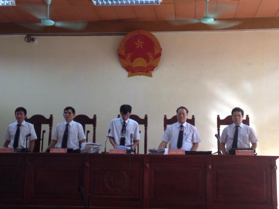 Hội đồng x&eacute;t xử