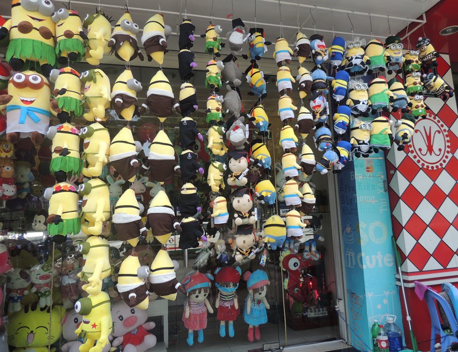 Minions hiện l&agrave; sản phẩm chủ lực của c&aacute;c cửa h&agrave;ng lưu niệm