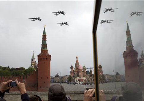 Tu-95 Bear của Nga bay tr&ecirc;n Quảng trường Đỏ nh&acirc;n lễ duyệt binh kỷ niệm Ng&agrave;y chiến thắng ph&aacute;t x&iacute;t 9-5. Ảnh: AP