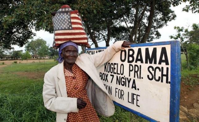 Một người d&acirc;n Kenya đứng gần ng&ocirc;i l&agrave;ng Nyangoma - qu&ecirc; hương của tổ ti&ecirc;n TT Obama. Ảnh: Reuters