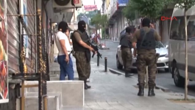 Cảnh s&aacute;t Thổ Nhĩ Kỳ bắt nghi can khủng bố h&ocirc;m 24-7 tại Istanbul. Ảnh: Daily Mail
