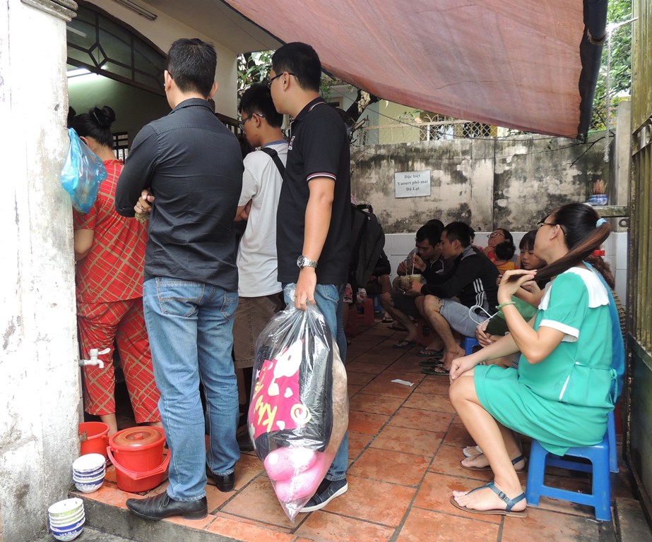 Ngay từ l&uacute;c mới mở cửa, qu&aacute;n đ&atilde; rất đ&ocirc;ng kh&aacute;ch