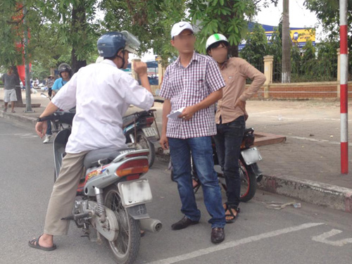 Phe vé hoạt động công khai ngay trước cửa Liên đoàn bóng đá Việt Nam (VFF)