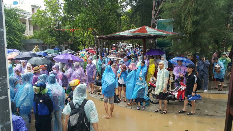 Du kh&aacute;ch chờ t&agrave;u tại bến t&agrave;u C&ocirc; T&ocirc;
