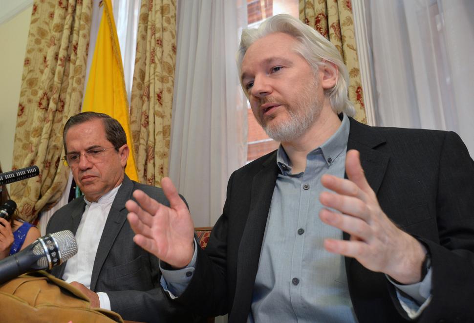 Người s&aacute;ng lập trang web WikiLeaks Julian Assange. Trang n&agrave;y mới cho biết  Mỹ do th&aacute;m cả đồng minh Nhật Bản. Ảnh: AP