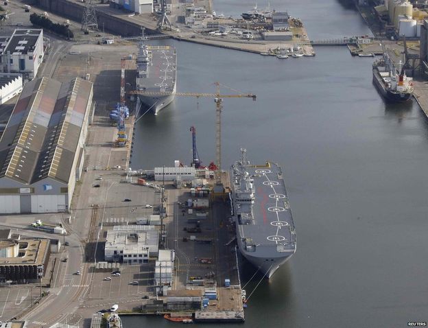 Chiếc Sevastopol (ph&iacute;a dưới) vẫn tại cảng Saint-Nazaire của Ph&aacute;p hồi th&aacute;ng 5. Ảnh: Reuters