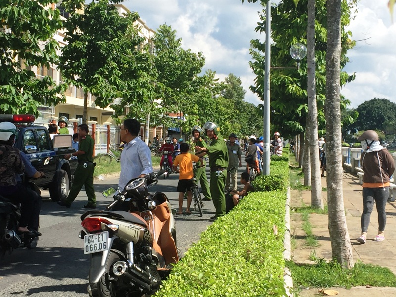 Công an đang khám nghiệm trường vụ truy sát kinh hoàng giữa phố