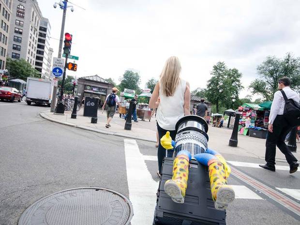 HitchBOT đi nhờ xe bất kỳ ai n&oacute; gặp tr&ecirc;n đường. Ảnh: Independent
