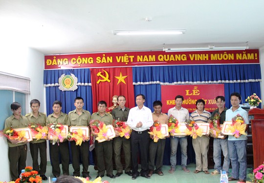 L&atilde;nh đại UBND thị x&atilde; T&acirc;n Uy&ecirc;n tặng bằng khen v&agrave; thưởng n&oacute;ng cho c&aacute;c đơn vị, c&aacute; nh&acirc;n