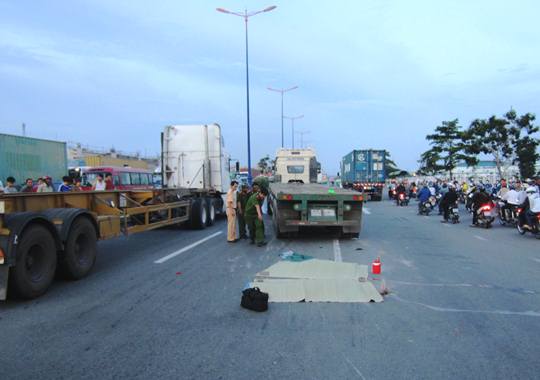 Hai chị em bị xe container cán chết trên xa lộ Hà Nội