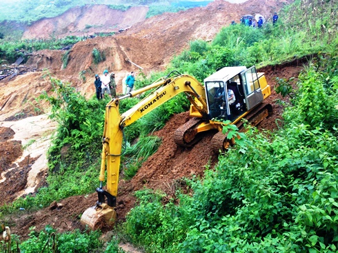 Huy động m&aacute;y x&uacute;c t&igrave;m kiếm người gặp nạn dưới h&agrave;ng ng&agrave;n m&eacute;t khối đất đ&aacute;