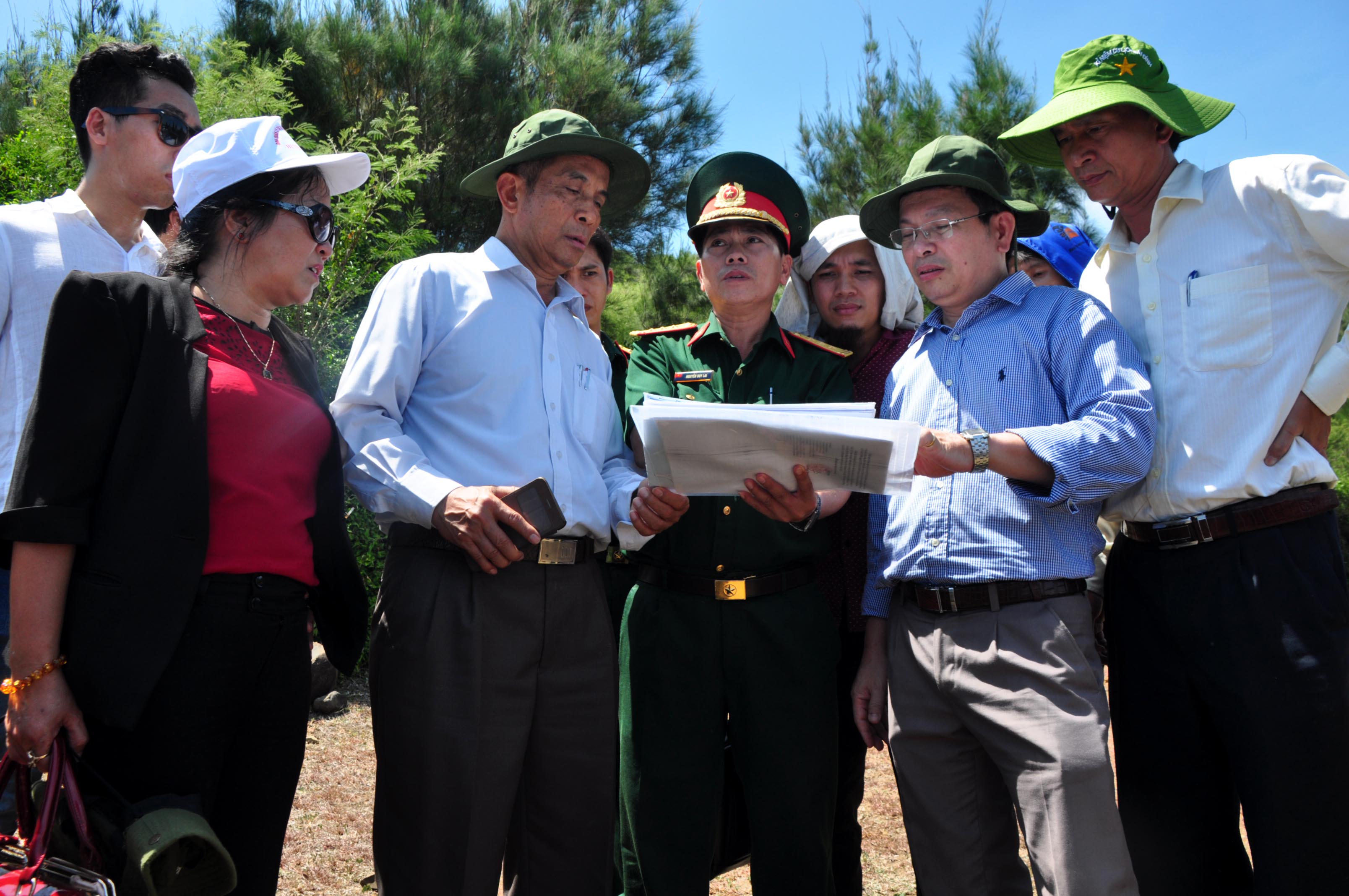&Ocirc;ng Đặng Ngọc T&ugrave;ng, Chủ tịch Tổng LĐLĐ Việt Nam c&ugrave;ng những kiến tr&uacute;c sư tham gia khảo s&aacute;t địa điểm x&acirc;y dựng Khu tưởng niệm Ho&agrave;ng Sa ở L&yacute; Sơn