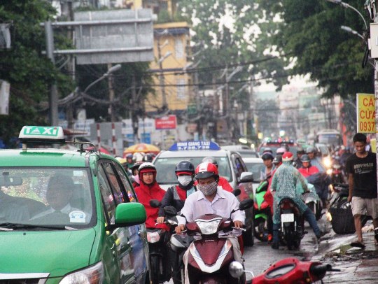 Giao th&ocirc;ng hỗn loạn trong cơn mưa, nhiều người mệt mỏi về nh&agrave; trong buổi chiều của ng&agrave;y đầu tuần
