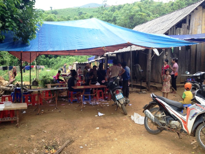 Tại nhà bà Lý Thị Rạp, nhi&ecirc;̀u người d&acirc;n đ&ecirc;́n báo tin nghi can Đặng Văn Hùng đã bị bắt