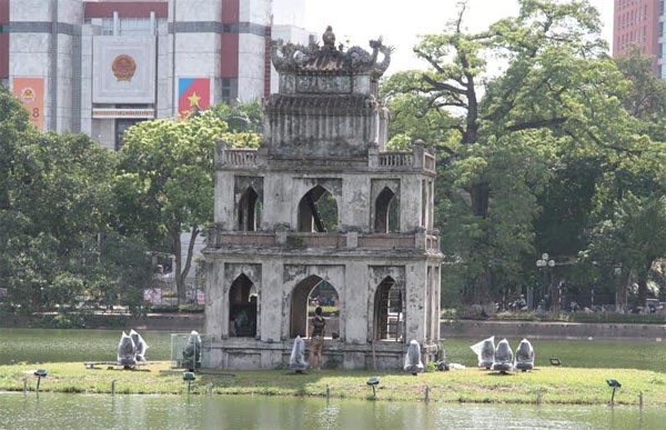Nam thanh ni&ecirc;n nhảy xuống Hồ Gươm v&agrave; bơi ra Th&aacute;p R&ugrave;a đứng