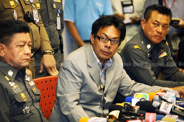 &Ocirc;ng Pongpob Boonsaree (giữa). Ảnh: Bangkok Post