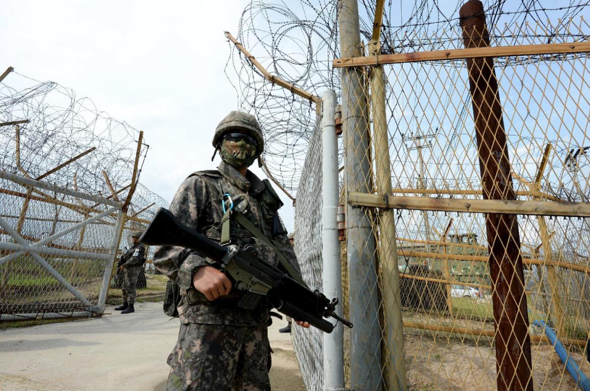 Một binh sĩ H&agrave;n Quốc canh g&aacute;c dọc khu phi qu&acirc;n sự (DMZ). Ảnh: Yonhap