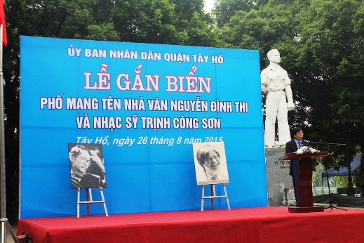 Lãnh đạo TP Hà N&ocirc;̣i phát bi&ecirc;̉u trong l&ecirc;̃ gắn biển ph&ocirc;́ mang t&ecirc;n nhà thơ, văn Nguy&ecirc;̃n Đình Thi và nhạc sỹ Trịnh C&ocirc;ng Sơn