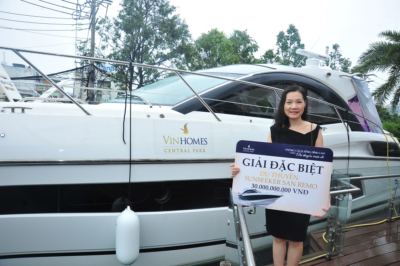 Chị Đỗ V&acirc;n Anh, chủ nh&acirc;n mới của chiếc si&ecirc;u du thuyền trị gi&aacute; 30 tỉ đồng