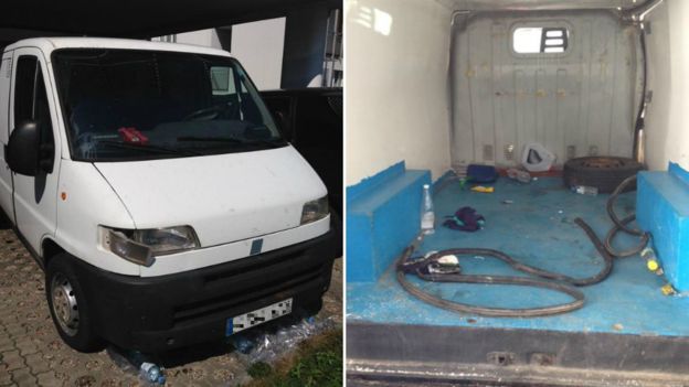 Chiếc xe tải chở người di cư tại TP Braunau, giáp biên giới Đức. Ảnh: BBC