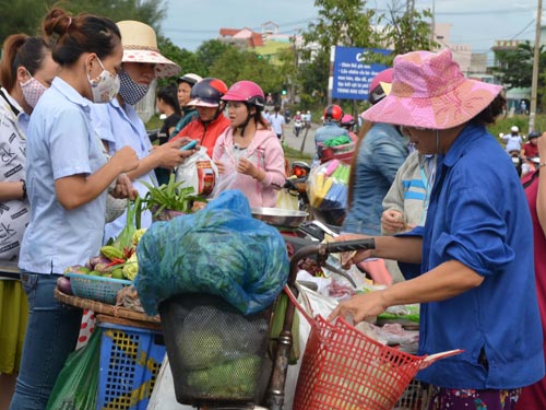 Bao giờ người lao động sống "đủ" với lương tối thiểu?
