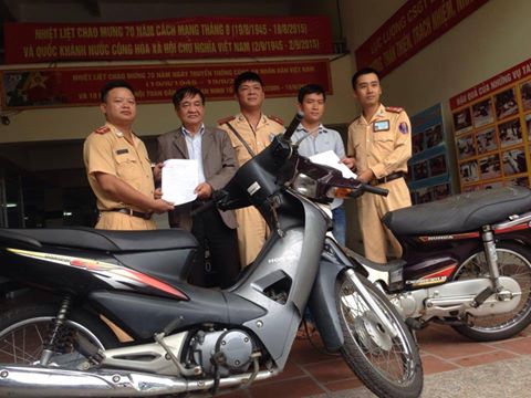 Bất ngờ nhận lại xe máy từ CSGT sau 5 năm bị mất cắp