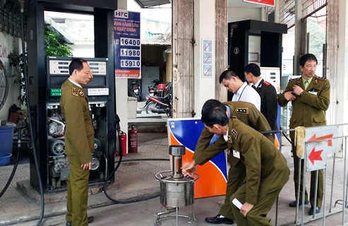 Bắt khẩn cấp 2 cửa hàng trưởng cây xăng gian lận