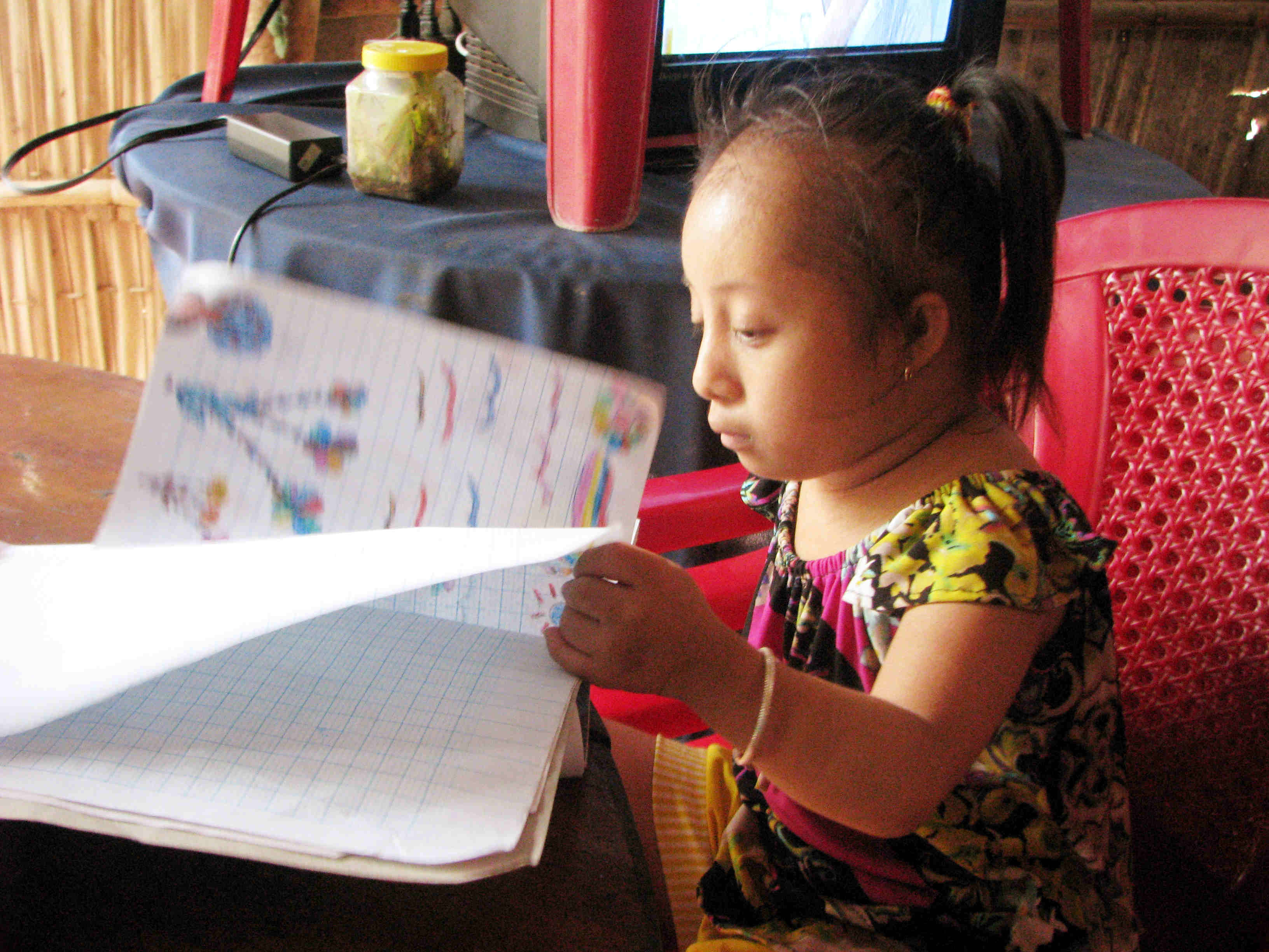 Cuộc sống kham khổ v&agrave; bệnh tật, kh&ocirc;ng biết tương lai của c&ocirc; b&eacute; t&iacute; hon sẽ ra sao. Ảnh: S&ocirc;ng Hậu