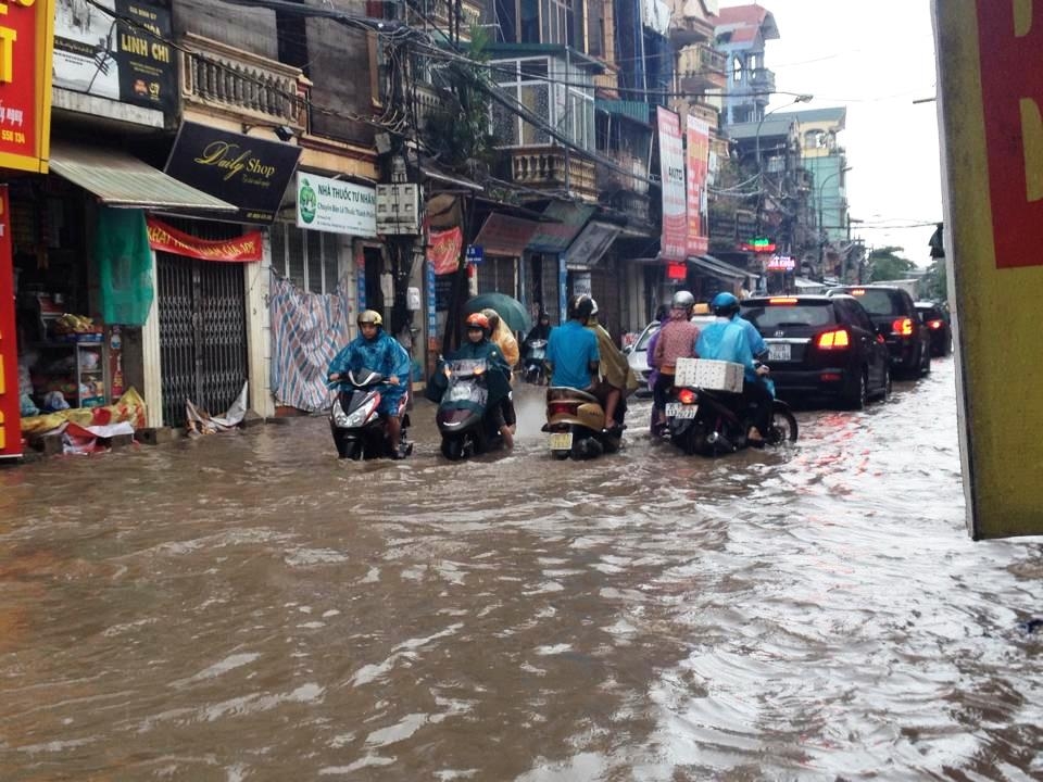 Cơn mưa lớn kéo dài khi&ecirc;́n khu ph&ocirc;́ Định C&ocirc;ng bi&ecirc;́n thành &ldquo;s&ocirc;ng&rdquo;