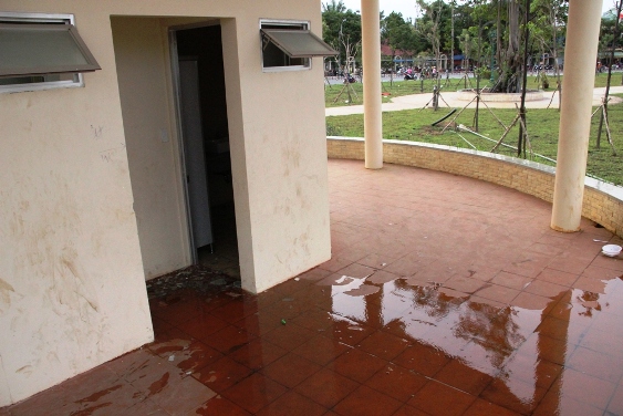 Cửa nh&agrave; vệ sinh c&ocirc;ng cộng ở c&ocirc;ng vi&ecirc;n bị đập ph&aacute;