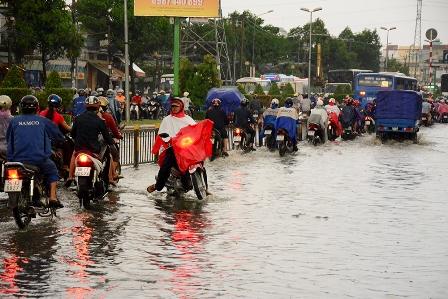 Mưa lớn buổi chiều, nhiều tuyến đường Sài Gòn đã ngập sâu