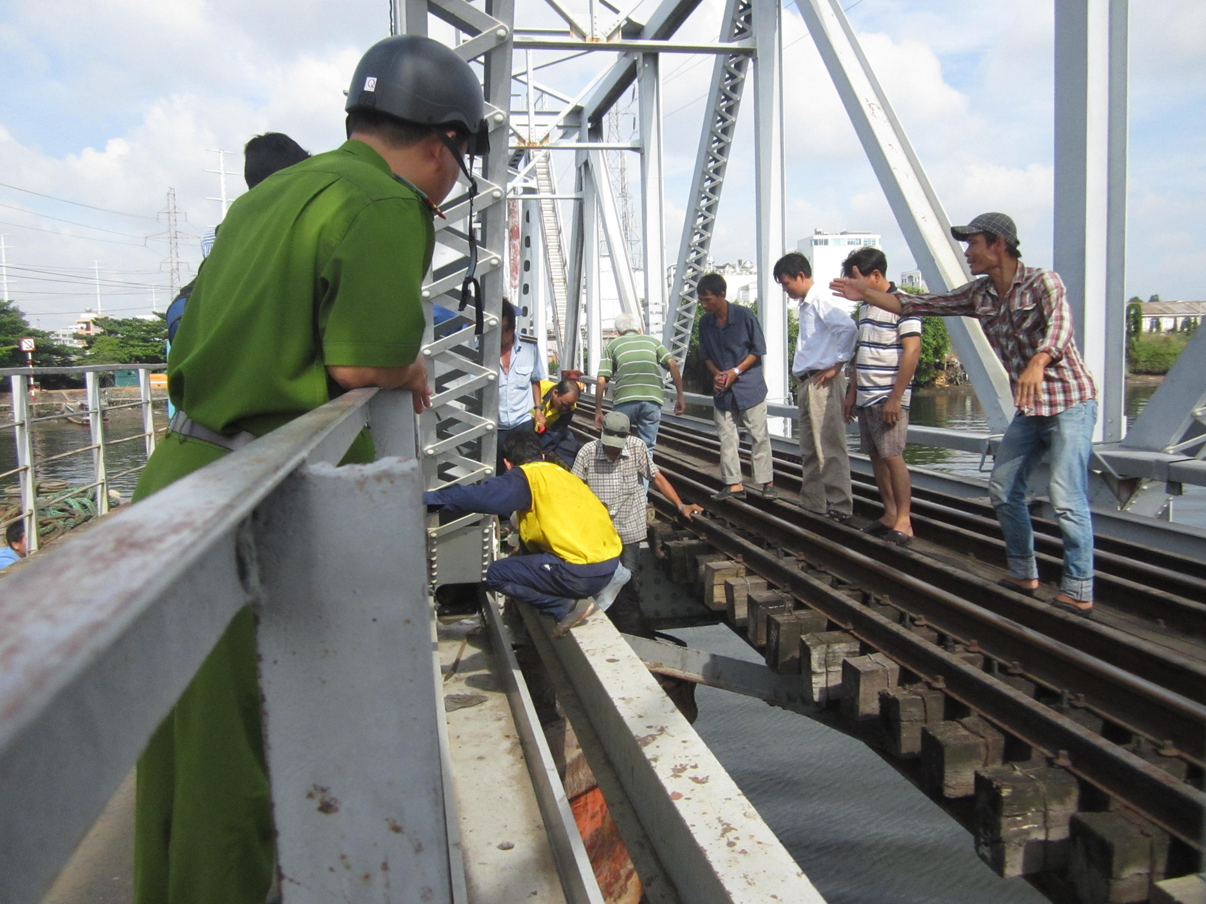Lực lượng chức năng phải tiến h&agrave;nh cưa c&aacute;c m&oacute;c neo ở đầu chiếc s&agrave; lan để d&ugrave;ng d&acirc;y c&aacute;p k&eacute;o ra ngo&agrave;i
