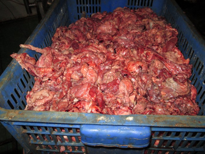 Nguy&ecirc;n liệu l&agrave; thịt vụn, mỡ heo, g&agrave; đ&ocirc;ng lạnh xay c&ugrave;ng bột m&igrave;, đường, bột ngọt, phụ gia. Trong đ&oacute;, thịt đ&ocirc;ng lạnh ngoại bị ph&aacute;t hiện đ&atilde; hết hạn sử dụng gần 3 th&aacute;ng m&agrave; chủ cơ sở vẫn kh&ocirc;ng hề hay biết.