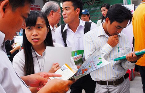 Đứng trước một rừng thông tin căn hộ của thời buổi công nghệ nên nhiều khách hàng đã bị “nhiễu sóng” hoa mắt không biết làm sao để đến được với chính chủ đầu tư. Ảnh: HTD