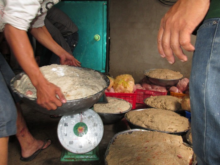 To&agrave;n bộ tang vật tại cơ sở được ghi nhận l&ecirc;n đến tr&ecirc;n 2,5 tấn (thịt tươi, thịt xay, th&agrave;nh phẩm, bột ngọt, phụ gia) chủ cơ sở c&oacute; đơn xin ti&ecirc;u hủy to&agrave;n bộ m&agrave; kh&ocirc;ng cần lấy mẫu x&eacute;t nghiệm. Trong đ&oacute;, c&oacute; hơn 1,2 tấn b&ograve; vi&ecirc;n th&agrave;nh phẩm chuẩn bị xuất b&aacute;n ra thị trường.