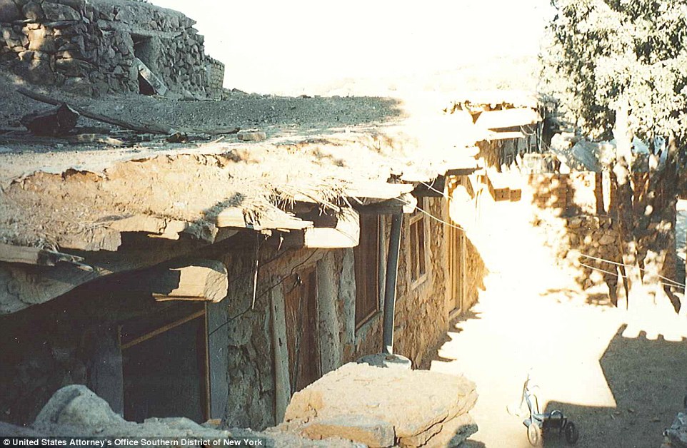 Nơi tr&uacute; ẩn của bin Laden được đắp từ đất đ&aacute; v&agrave; gỗ