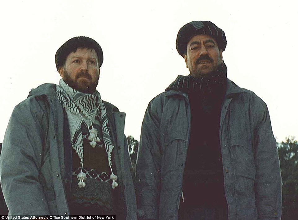 Atwan (phải) chụp c&ugrave;ng Abu Musab al-Suri, một đồng minh của bin Laden, từng phụ tr&aacute;ch c&aacute;c trại huấn luyện của al-Qaeda nhưng sau đ&oacute; đ&atilde; rời bỏ v&agrave; quay sang chỉ tr&iacute;ch tổ chức khủng bố n&agrave;y.