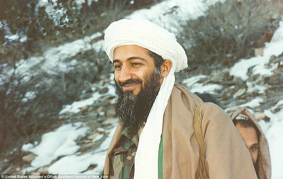 Nụ cười của tr&ugrave;m khủng bố kh&eacute;t tiếng khi hắn đi dạo quanh ngọn n&uacute;iTora Bora thuộc Afghanistan