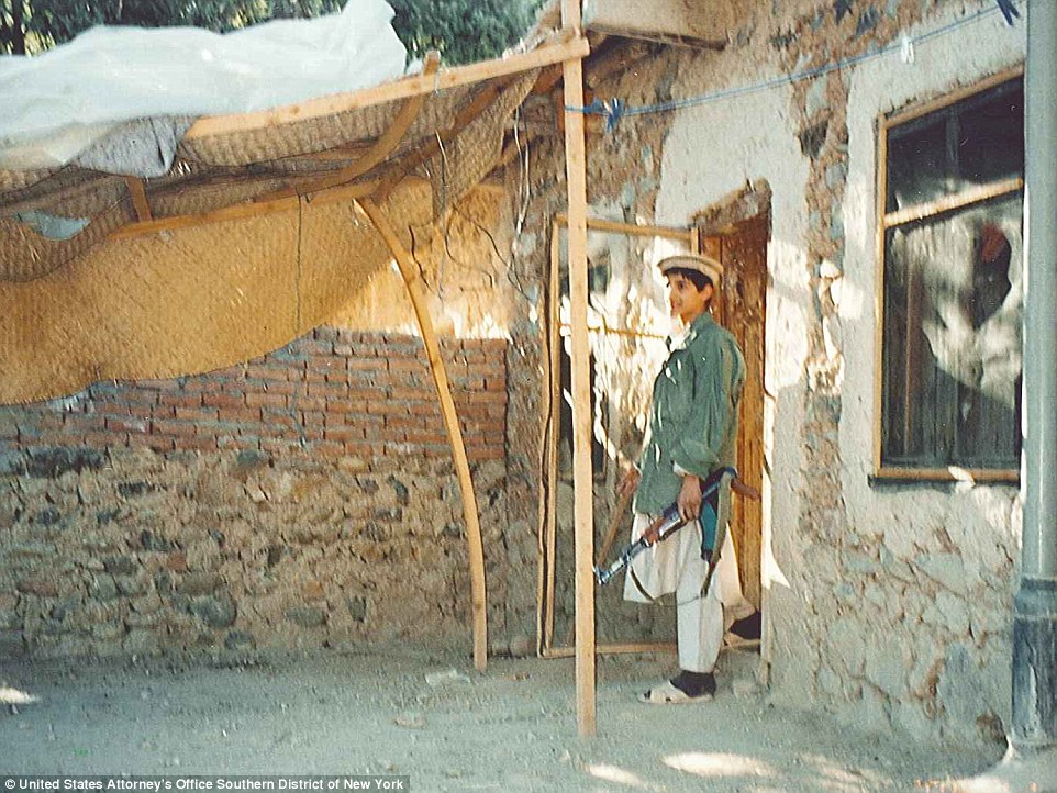 Tay s&uacute;ng nh&iacute; cầm s&uacute;ng AK-47 bảo vệ bin Laden