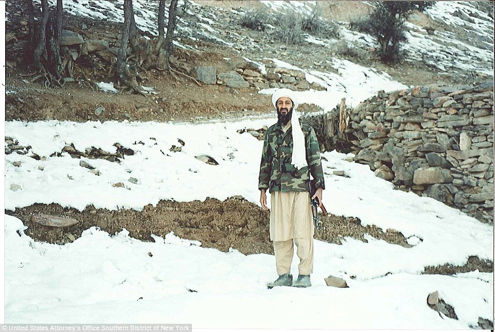 Osama bin Laden cầm một khẩu s&uacute;ng AK-47 tại nơi ẩn nấp ở v&ugrave;ng n&uacute;i Tora Bora th&aacute;ng 11-1996
