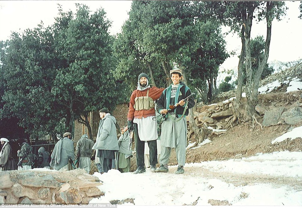 H&agrave;ng chục tay s&uacute;ng đi c&ugrave;ng bin Laden trong mỗi chuyến đi dạo xa. Họ cũng ở trong s&agrave;o huyệt c&ugrave;ng thủ lĩnh v&agrave; vợ con y.