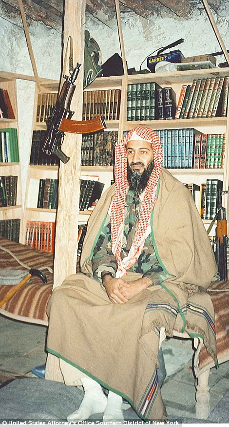Al-Fawwaz gi&uacute;p bin Laden thực hiện cuộc phỏng vấn đầu ti&ecirc;n tr&ecirc;n truyền h&igrave;nh với c&aacute;c ph&oacute;ng vi&ecirc;n của CNN năm 1997