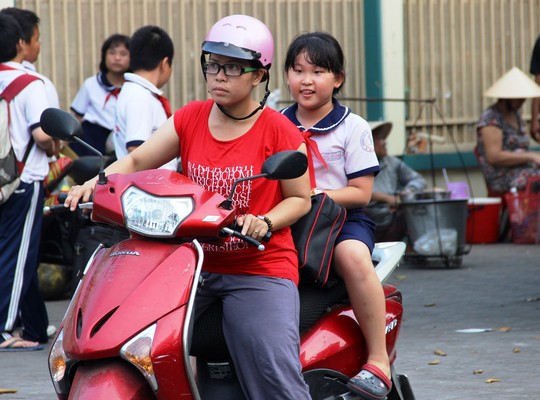 Trong ng&agrave;y đầu xử phạt trẻ em kh&ocirc;ng đội MBH, nhiều phụ huynh vẫn để con em vi phạm