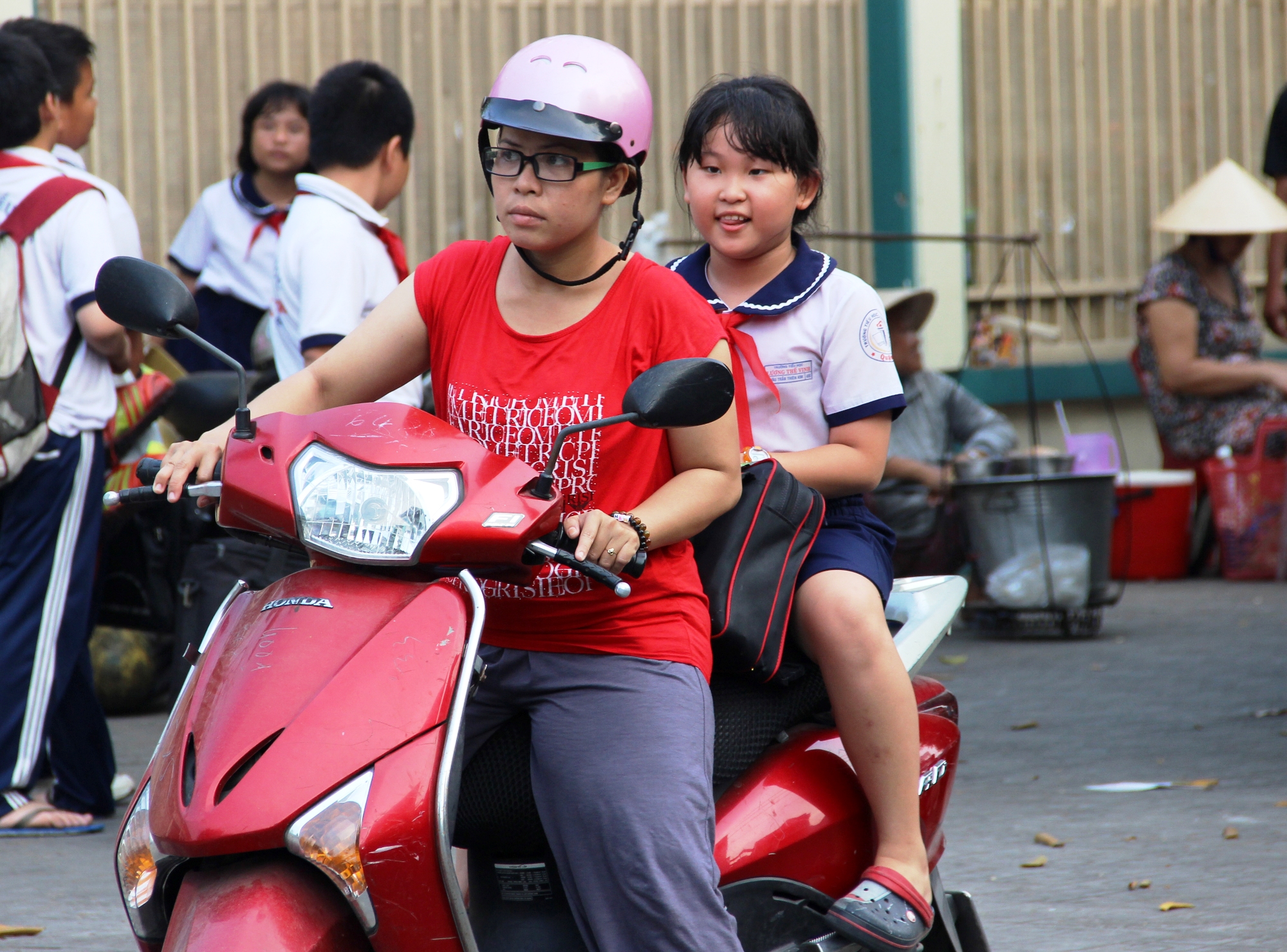 Trong ng&agrave;y đầu xử phạt trẻ em kh&ocirc;ng đội MBH, nhiều phụ huynh vẫn để con em vi phạm.