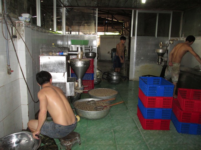 Nh&acirc;n vi&ecirc;n ở trần, mặc quần đ&ugrave;i chế biến b&ograve; vi&ecirc;n trong điều kiện cơ sở dơ bẩn, nhớp nh&aacute;p.